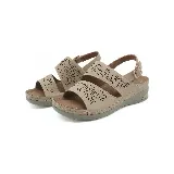 Sandalia color beige con dos tiras con calados y hebilla lateral.