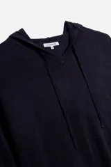 Sweater azul marino de tejido de punto fino, corte holgado, mangas 3/4 y capucha con cordón ajustable.