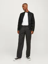 Chaqueta biker negra de cuero sintético con cierre de cremallera, cuello mao con botón a presión, detalles acolchados en los hombros, bolsillos laterales con cremallera, puños con cremallera y forro de poliéster reciclado.