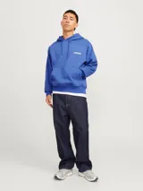 Buzo con capucha azul con estampado en el pecho que dice "project core creative dept. unlimited edition sourced and produced by jack&jones 1990".