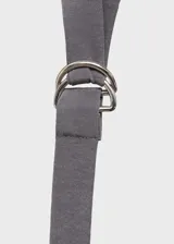 Top gris con cuello drapeado y espalda descubierta, con tiras finas para atar en el cuello y la espalda.