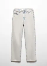Pantalón de jean celeste claro, de corte recto, tiro medio y bajo desflecado.