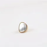 Anillo dorado con forma irregular y detalle de nácar.