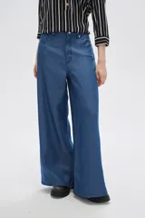 Pantalón de lyocell azul con bolsillos, corte holgado y de calce alto.