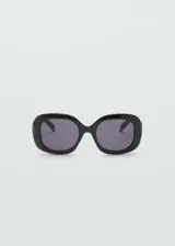 Gafas de sol cuadradas negras con lentes grises y montura de pasta hecha con residuos reciclados.