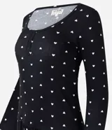 Pijama largo de dos piezas, confeccionado en tejido rib con estampado de corazones. Incluye una blusa de manga larga con cuello redondo y un pantalón largo con cintura elástica.