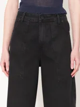 Bermuda negra de calce relajado, con bolsillos tipo carpintero y remaches metálicos. Confeccionada en algodón.