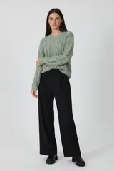 Sweater de poliéster color bordó, con diseño de ochos, corte holgado y cuello a la base.