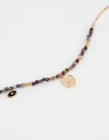 Collar corto dorado con cadena de eslabones, cuentas de piedra natural multicolor y dije de moneda dorada.