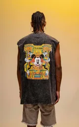 Musculosa negra con efecto nevado y estampado de Mickey Mouse escuchando música con un radiocasete. Corte oversize.