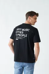 Remera negra de algodón con estampado en la espalda con la frase "ART MUSIC CITIES & PEOPLE".