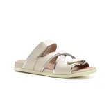 Sandalias bajas de cuero color beige con detalles plateados. Presentan dos tiras con ajuste de velcro sobre el empeine y una tira cruzada sobre los dedos.