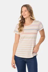 Remera de algodón a rayas horizontales azul marino y blancas, con cuello redondo y mangas cortas.