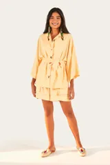 Short color amarillo claro, de tiro alto y corte holgado.