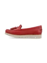 Mocasín de cuero graneado color rojo, con flecos y suela de EVA ultraliviana.