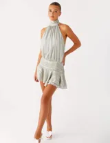 Vestido corto celeste con finas rayas verticales blancas, cuello halter fruncido y cintura y ruedo con frunces.