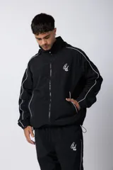 Campera negra con cierre frontal, capucha y ribetes blancos. Presenta el logo 'Club Vop' en el pecho y una ilustración de hongos psicodélicos en la espalda.