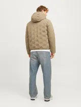 Campera híbrida color caqui, ligera e impermeable, con capucha, cierre frontal con cremallera, mangas largas con puños elásticos y bolsillos frontales con cierre.