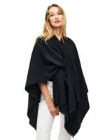 Ruana de tejido soft color beige, con cuello en V y un lazo o pasador frontal para ajustar. El ruedo tiene terminación desflecada.