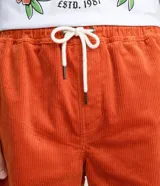 Short masculino de pana color naranja vibrante, con cintura elástica y cordón de ajuste blanco. Presenta bolsillos laterales y un corte recto.