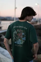 Camiseta verde oscuro de manga corta y cuello redondo con estampado de flores y texto en la espalda.