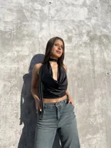 Top negro de ecocuero con cuello halter y espalda descubierta.