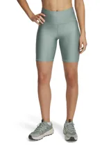 Calza corta deportiva color verde agua, de tiro alto y calce ajustado.