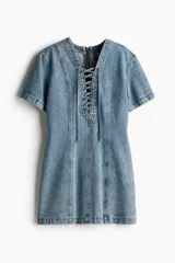 Vestido corto de denim azul, con escote redondo y cordones en el frente.