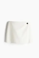 Short pollera cruzado mini de tiro alto con cierre oculto y corchete en un lateral, y bolsillo insertado decorativo atrás.