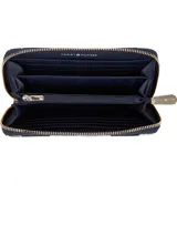 Billetera Tommy Hilfiger con cierre de cremallera, diseño a rayas horizontales en azul marino, blanco y rojo. Incluye tres compartimentos principales, bolsillo interior con cremallera para monedas, dos compartimentos interiores para billetes y múltiples ranuras interiores para tarjetas.