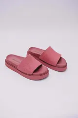 Sandalias veganas de plataforma color rosa, hechas con Piñatex, un material textil ecológico derivado de las hojas de ananá.
