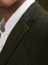 Saco gris oscuro de corte clásico con dos botones y bolsillos delanteros.
