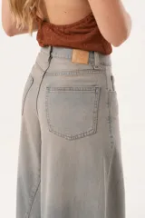 Pantalón de jean celeste de tiro medio con pierna extra ancha y caída fluida, con bolsillos delanteros y traseros, y cierre frontal con cremallera y botón metálico.