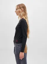 Remera gris de tejido acanalado, cuello redondo y corte crop.