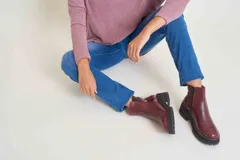 Pantalón de jean azul de tiro alto con lycra, corte ajustado y ruedo doblado.
