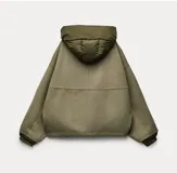 Campera corta color verde oliva, de corte holgado, con cuello alto acolchado y cierre frontal con cremallera. Posee mangas largas con puños elásticos.