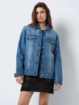 Chaqueta de jean de mujer en azul medio, con cuello solapa y cierre con botones.