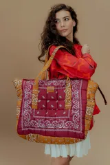 Bolso tipo tote de algodón capitoneado a mano, con estampado de bandana en tonos borgoña y dorado. Tiene cierre superior, interior con 5 bolsillos y exterior con 3 bolsillos.