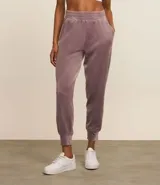 Pantalón deportivo verde oliva confeccionado en microfibra con cintura elástica.