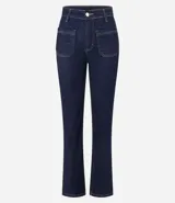 Pantalón de jean azul oscuro, de corte recto, tiro medio y con bolsillos delanteros cuadrados.
