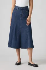 Falda midi de jean azul oscuro, corte evasé y tiro alto.