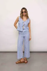 Blusa celeste con rayas verticales blancas, escote en V y cierre frontal con lazos.