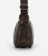 Cartera bandolera mediana de poliuretano marrón con efecto desteñido, forma de media luna y asa larga ajustable de gorgorón.