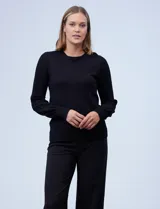 Sweater tejido en hilado fino color blanco, marca Ninety. Tiene cuello redondo y mangas largas plisadas.