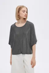 Remera manga corta gris con lurex, de corte holgado y cuello redondo.