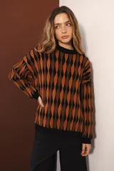Buzo tejido con diseño de rombos de colores: amarillo, verde, rojo y violeta.