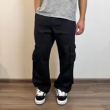 Pantalón jean color beige, corte recto y estilo cargo con bolsillos laterales.