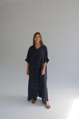 Camisola larga azul marino de lino italiano, con cuello camisero, mangas 3/4 y cierre frontal con botones.