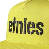 Gorro negro con visera roja y logo de Etnies bordado en blanco en el frente.