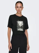 Remera negra de corte recto y mangas cortas, con estampa rectangular de una calle antigua en blanco y negro.